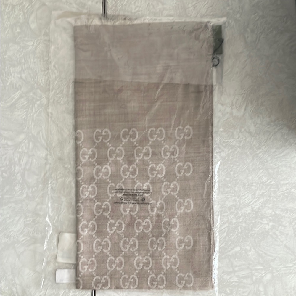 Gucci taupe and cream GG monogram scarf - Picture 2 of 2